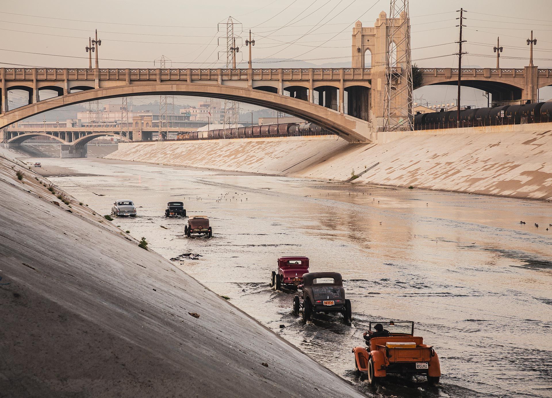 Los Ángeles river with vintage car reunion and water